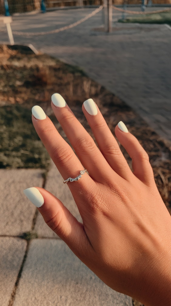 Summer White Nails Ideas 2025: Elegant Square and Almond Styles for Every Skin Tone