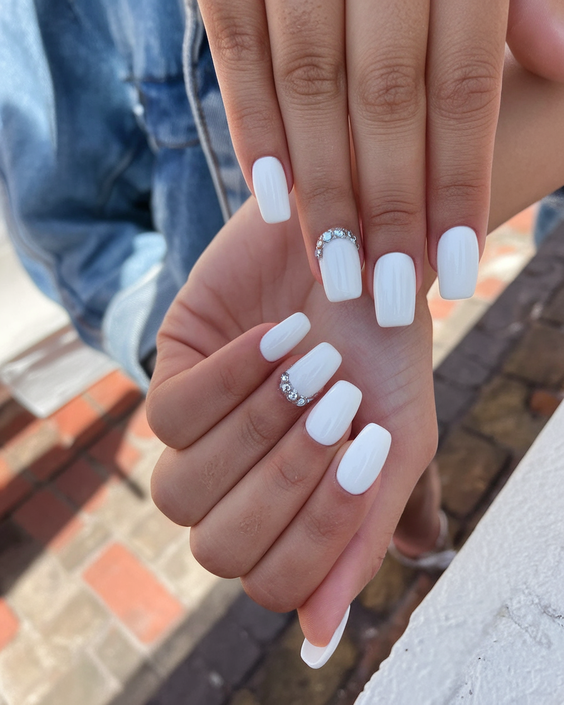 Summer White Nails Ideas 2025: Elegant Square and Almond Styles for Every Skin Tone