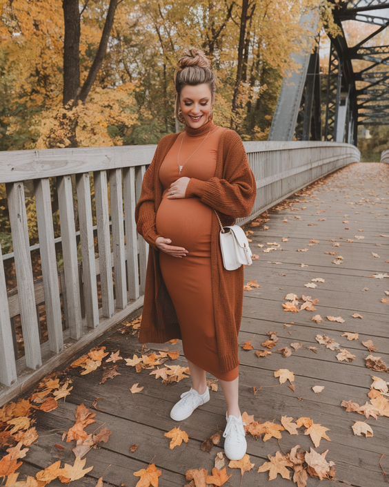Fall Outfits for Pregnant Women 2025: Cozy Dresses, Leggings Looks, and Stylish Layering Ideas