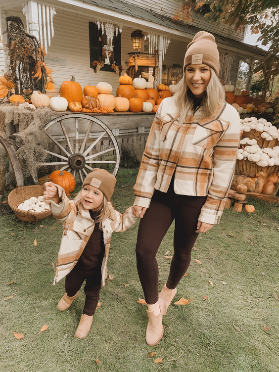 Cute Fall Family Pictures Outfits Ideas 2025: Stylish Outdoor Photoshoot Inspiration