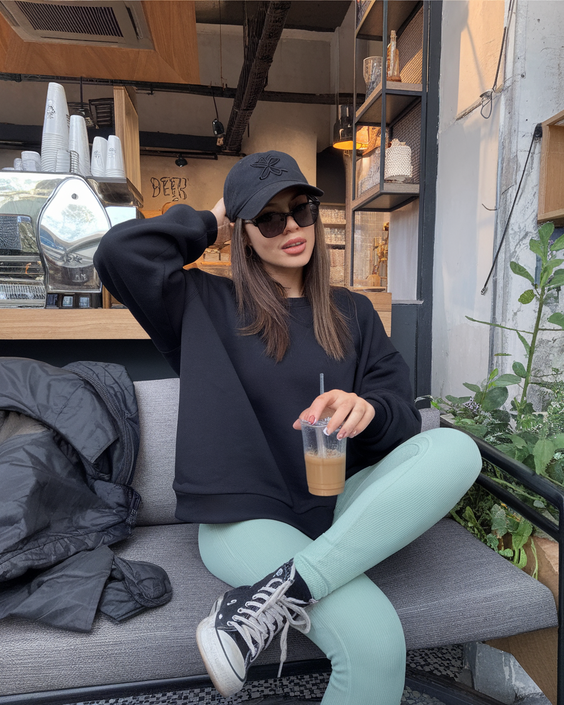Fall 2025 Casual Outfits for Women Over 30: Effortless Capsule Wardrobe Ideas and Autumn Fashion Tips