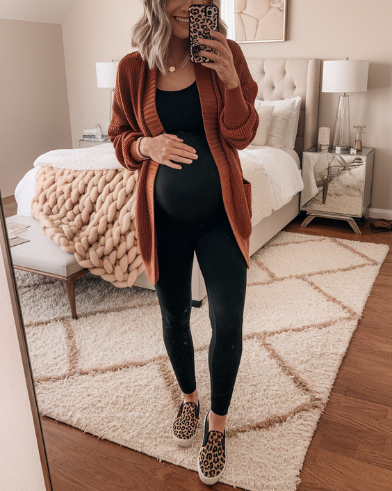 Fall Outfits for Pregnant Women 2025: Cozy Dresses, Leggings Looks, and Stylish Layering Ideas