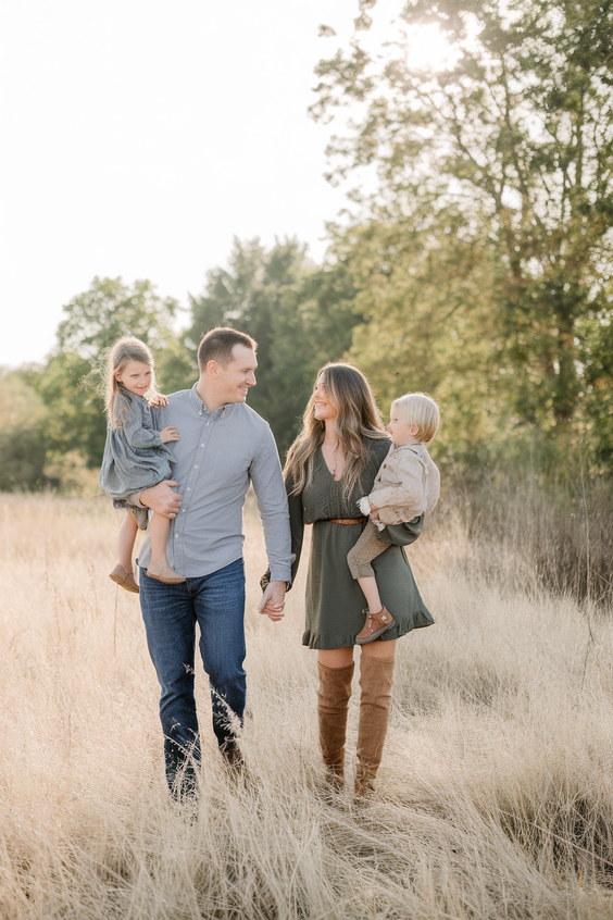 Cute Fall Family Pictures Outfits Ideas 2025: Stylish Outdoor Photoshoot Inspiration