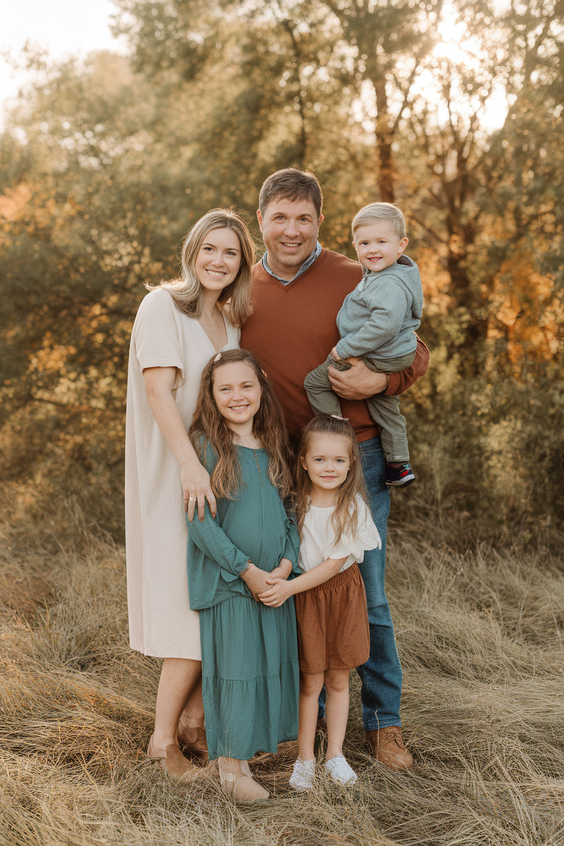 Cute Fall Family Pictures Outfits Ideas 2025: Stylish Outdoor Photoshoot Inspiration