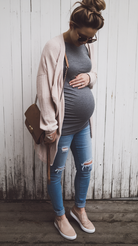 Fall Outfits for Pregnant Women 2025: Cozy Dresses, Leggings Looks, and Stylish Layering Ideas