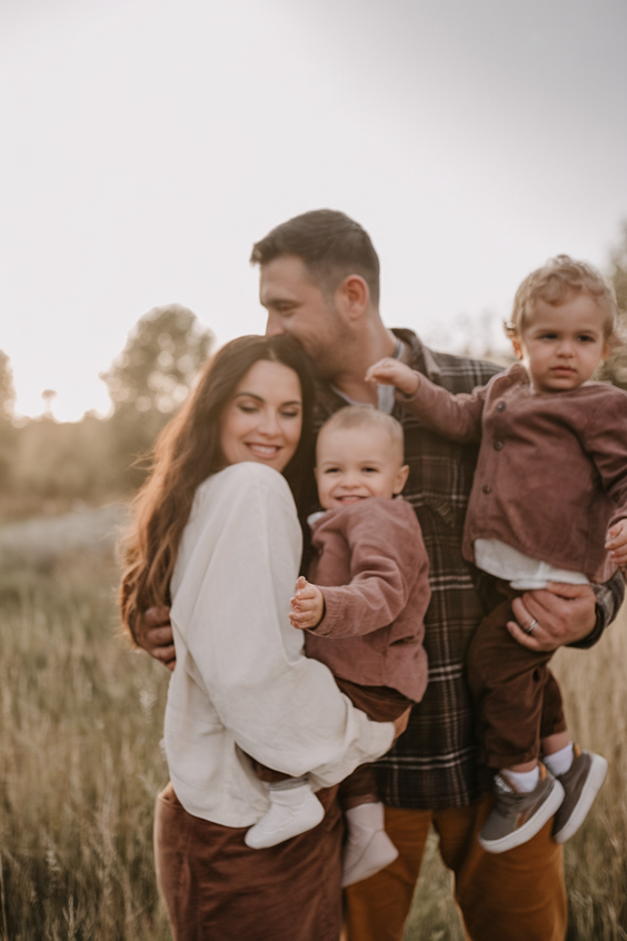 Cute Fall Family Pictures Outfits Ideas 2025: Stylish Outdoor Photoshoot Inspiration