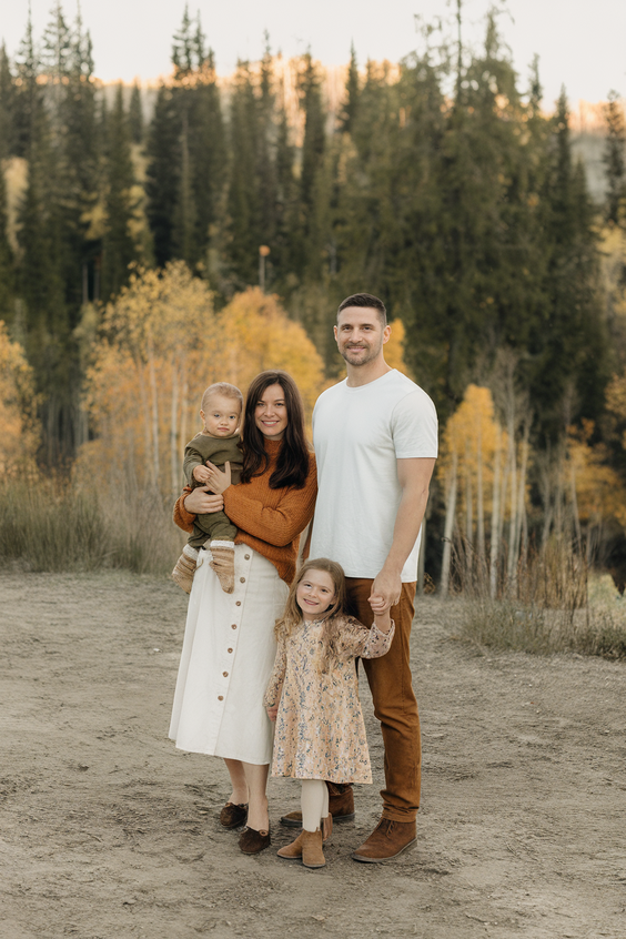 Cute Fall Family Pictures Outfits Ideas 2025: Stylish Outdoor Photoshoot Inspiration