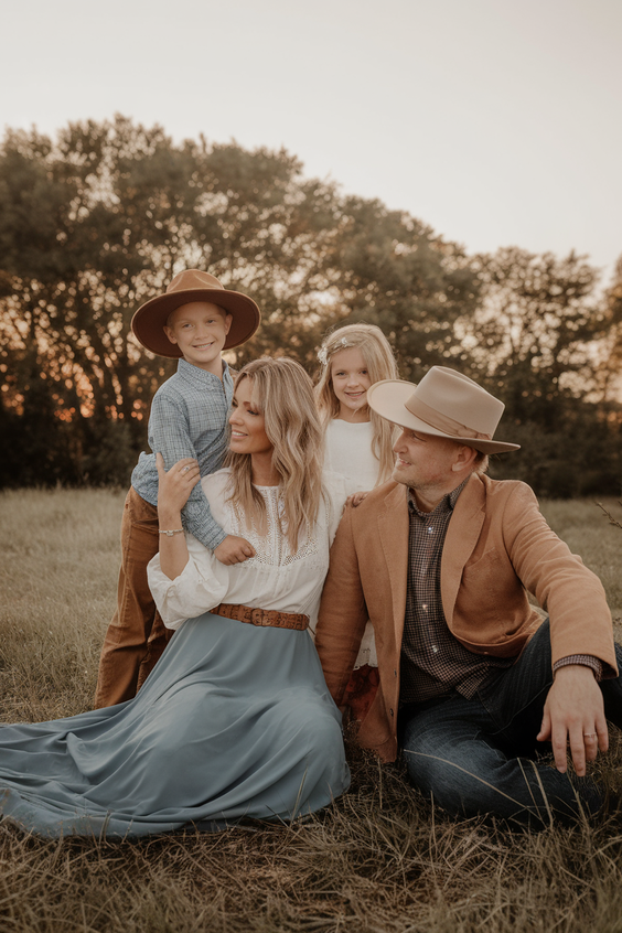 Cozy Fall Family Photo Outfits 2025: Best Color Combos, Jeans, Boots & Plus Size Ideas