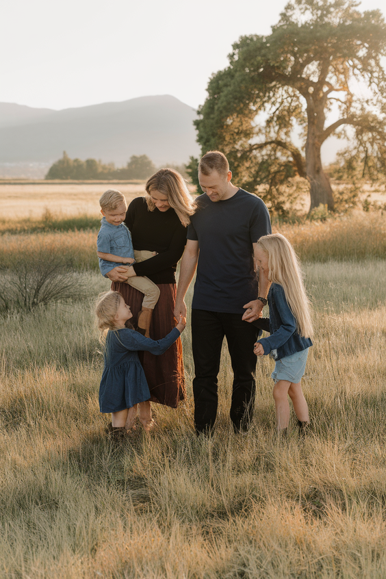 Cozy Fall Family Photo Outfits 2025: Best Color Combos, Jeans, Boots & Plus Size Ideas