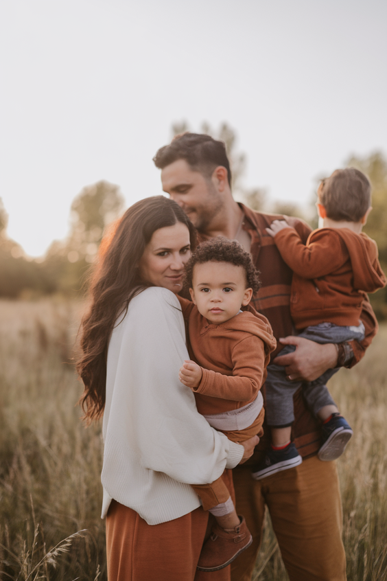 Cozy Fall Family Photo Outfits 2025: Best Color Combos, Jeans, Boots & Plus Size Ideas