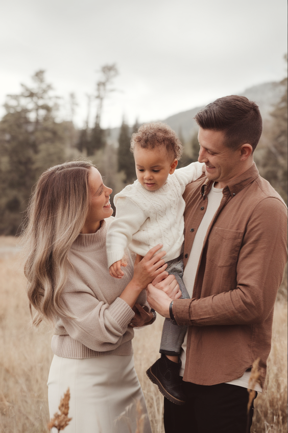 Cozy Fall Family Photo Outfits 2025: Best Color Combos, Jeans, Boots & Plus Size Ideas