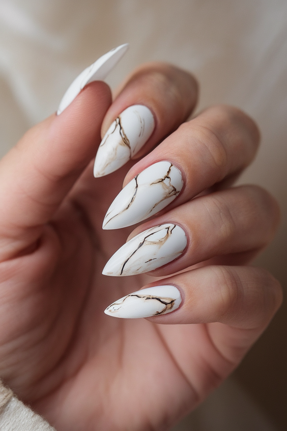 Fall Oval-Shaped Nails Ideas 2025 to Inspire Your Next Cozy Season Manicure with Elegant Designs