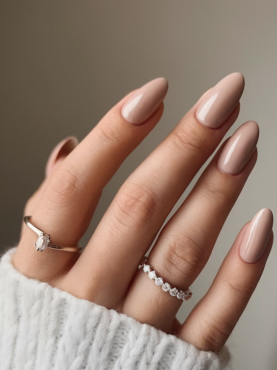 Fall Oval-Shaped Nails Ideas 2025 to Inspire Your Next Cozy Season Manicure with Elegant Designs