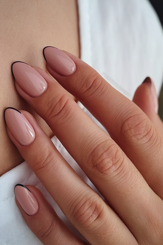 Fall Oval-Shaped Nails Ideas 2025 to Inspire Your Next Cozy Season Manicure with Elegant Designs