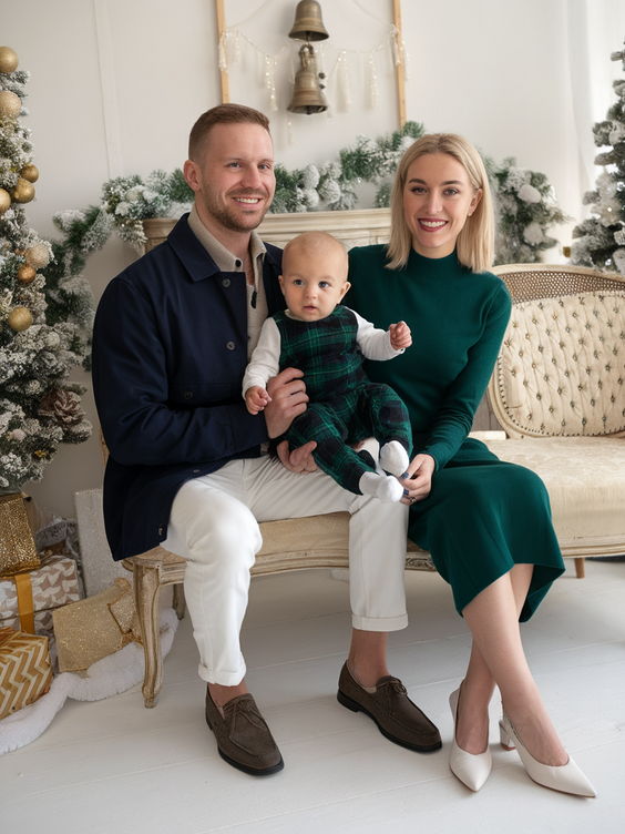 Winter 2025 2026 Family Photo Outfits Ideas for Stylish Seasonal Portraits That Feel Warm and Timeless