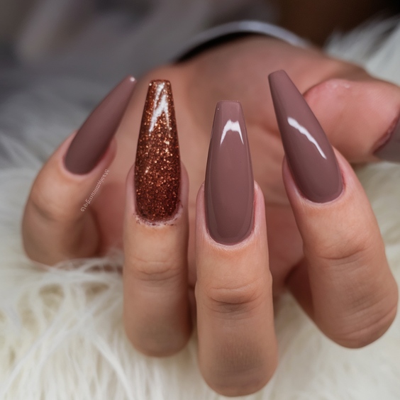 Chic and Cozy Brown Fall Nail Designs to Wear in Autumn 2025