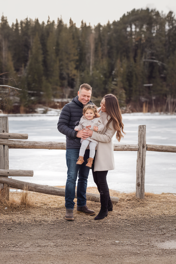 Winter 2025 2026 Family Photo Outfits Ideas for Stylish Seasonal Portraits That Feel Warm and Timeless