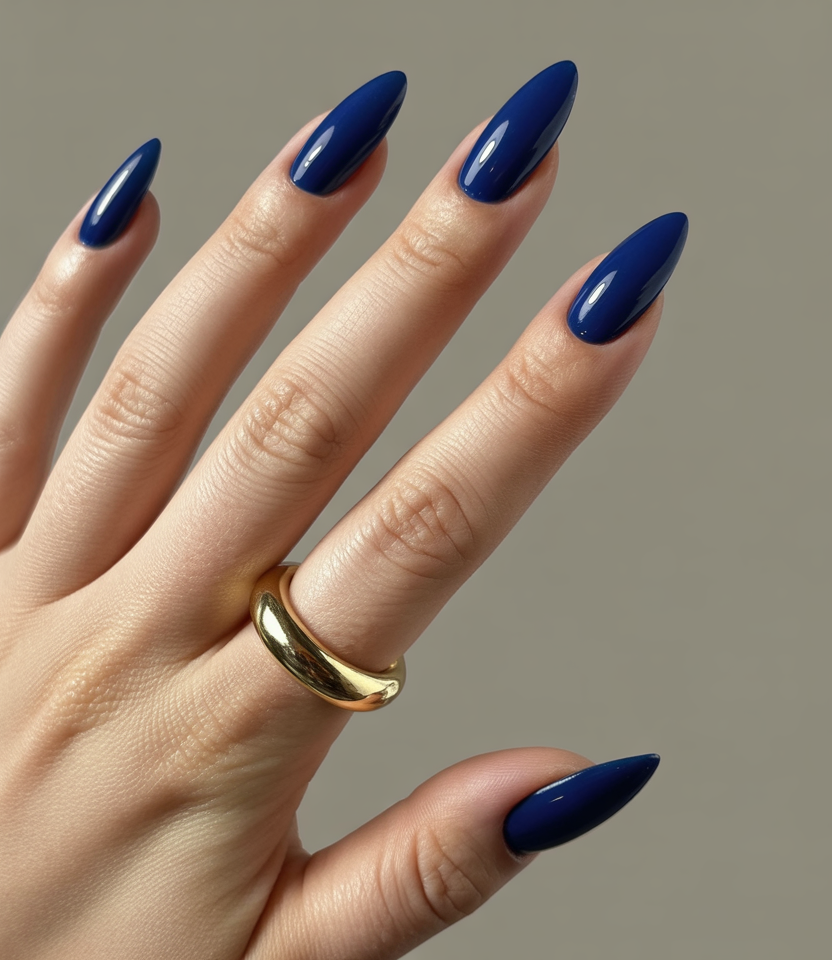 blue nails 2026 navy almond