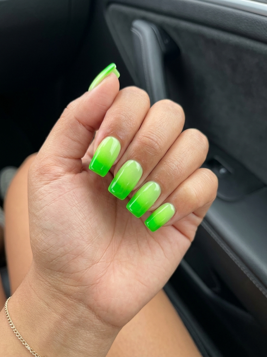Neon Summer Nails 2026: Lime Airbrush Fade Neon summer nails 2026: Electric lime airbrush fade on almond nails. Energetic vacation & festival style.