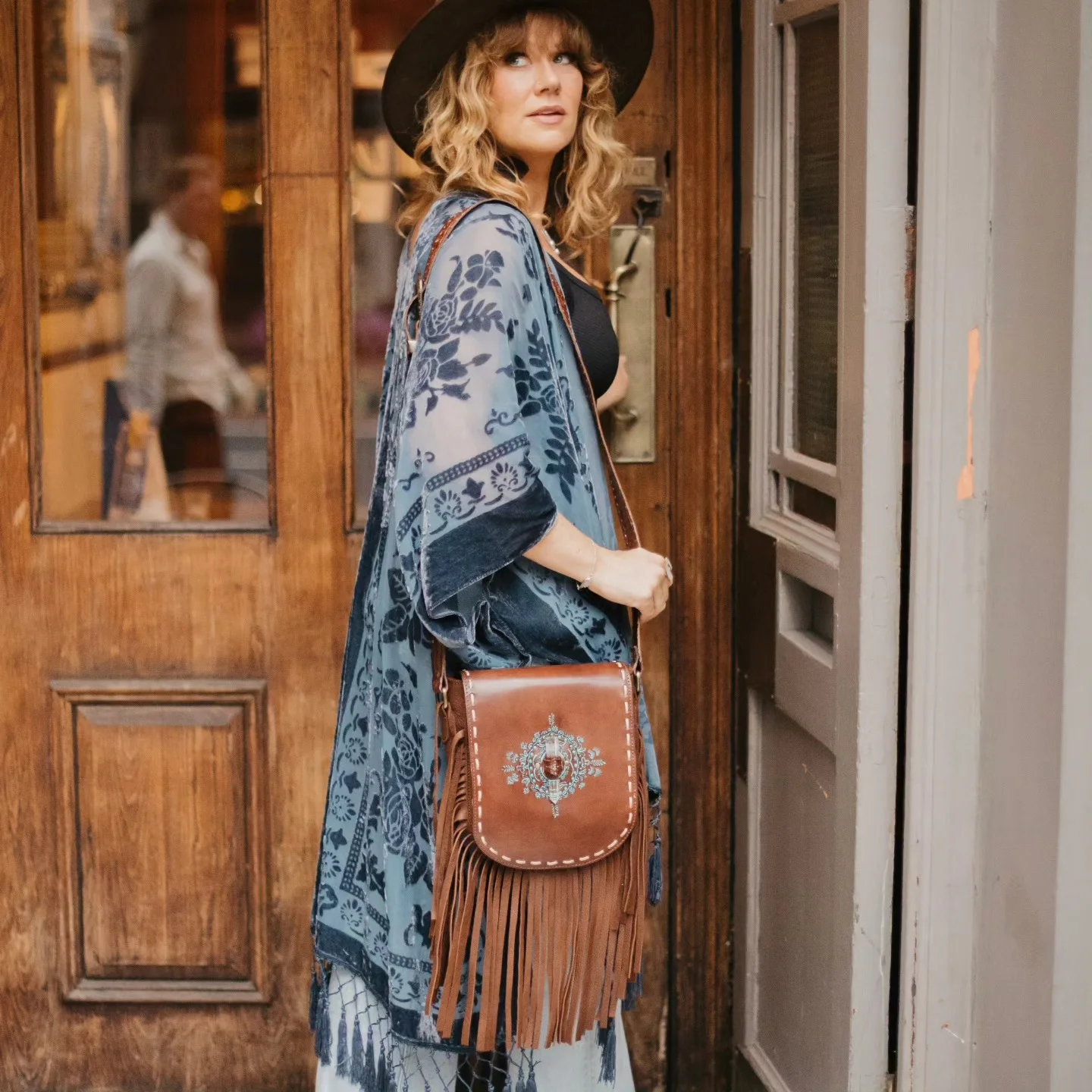 boho chic fall outfits 2026 Soft Kimono Layers And Fringe Bags For Relaxed City Style