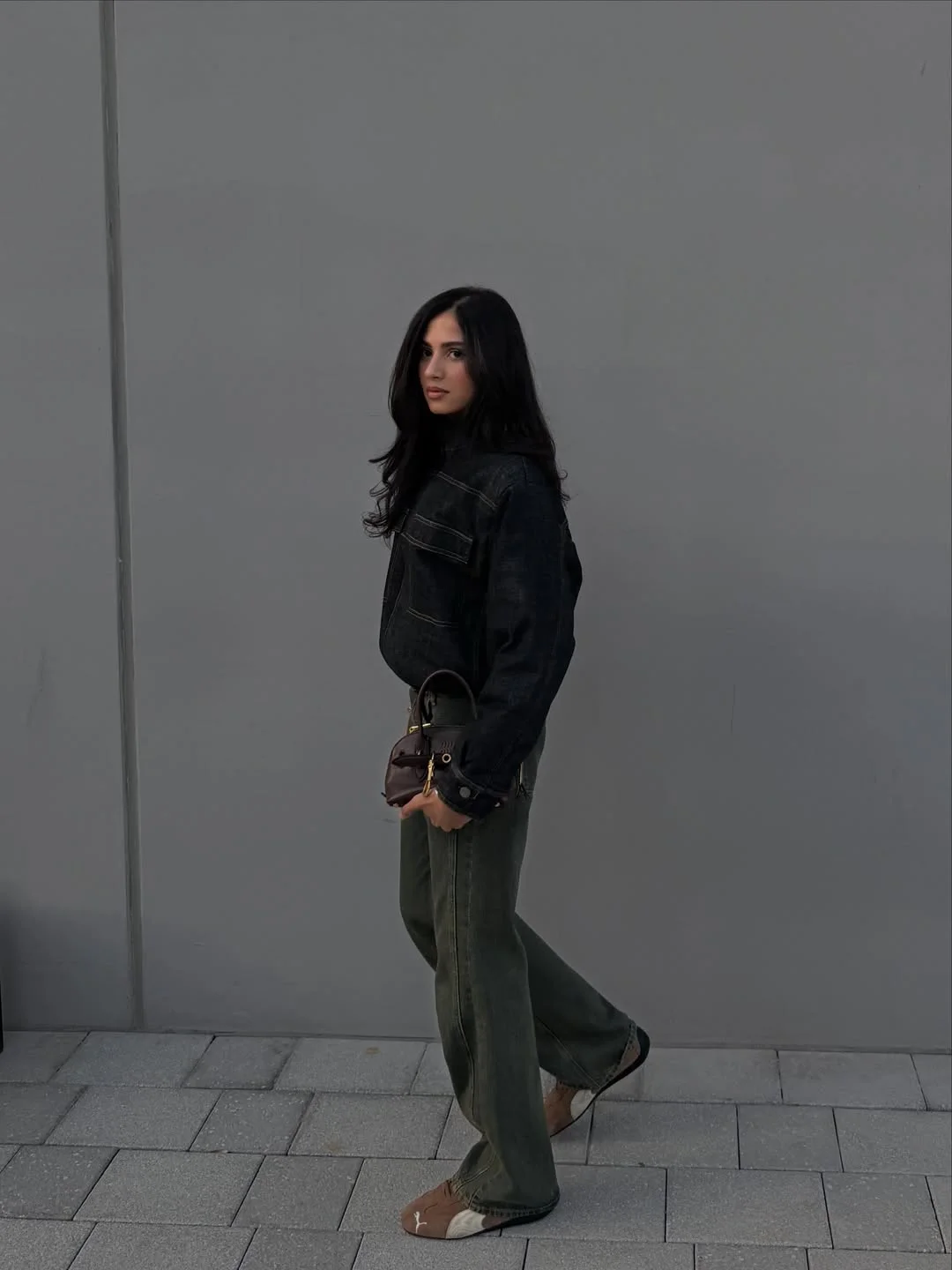 simple fall outfits 2026 Relaxed Dark Denim And Earth-Toned Essentials
