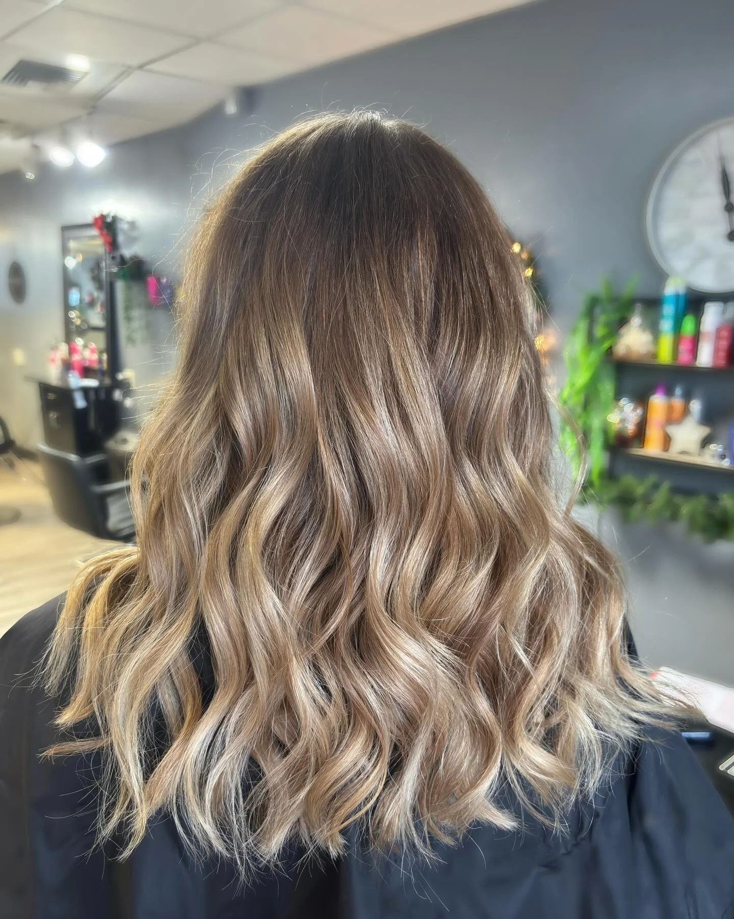 fall blonde hair color 2026 Soft Mushroom Blonde Waves With Natural Dimension