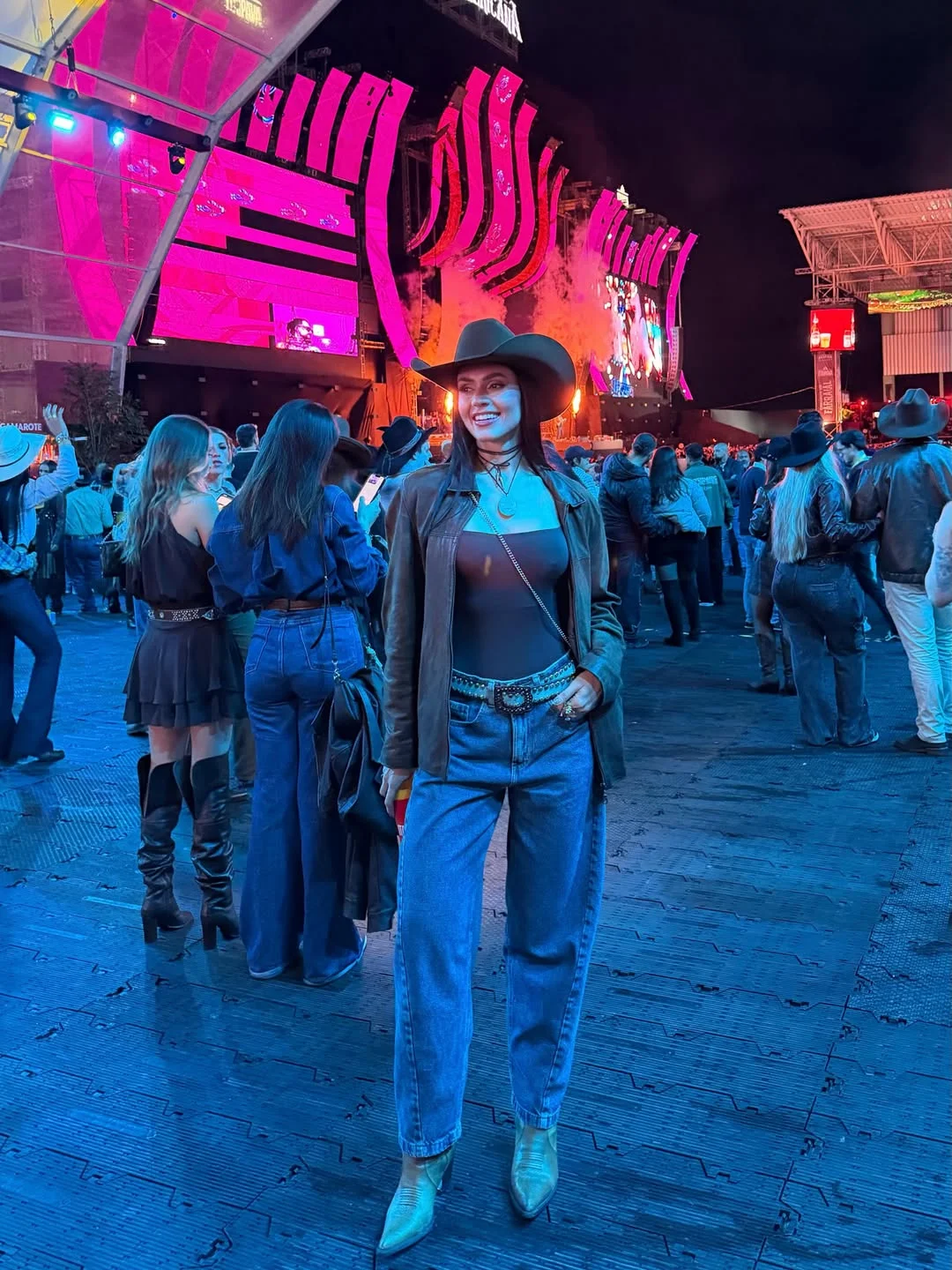 fall concert outfits 2026 Relaxed Denim And Leather For Cool Outdoor Evenings