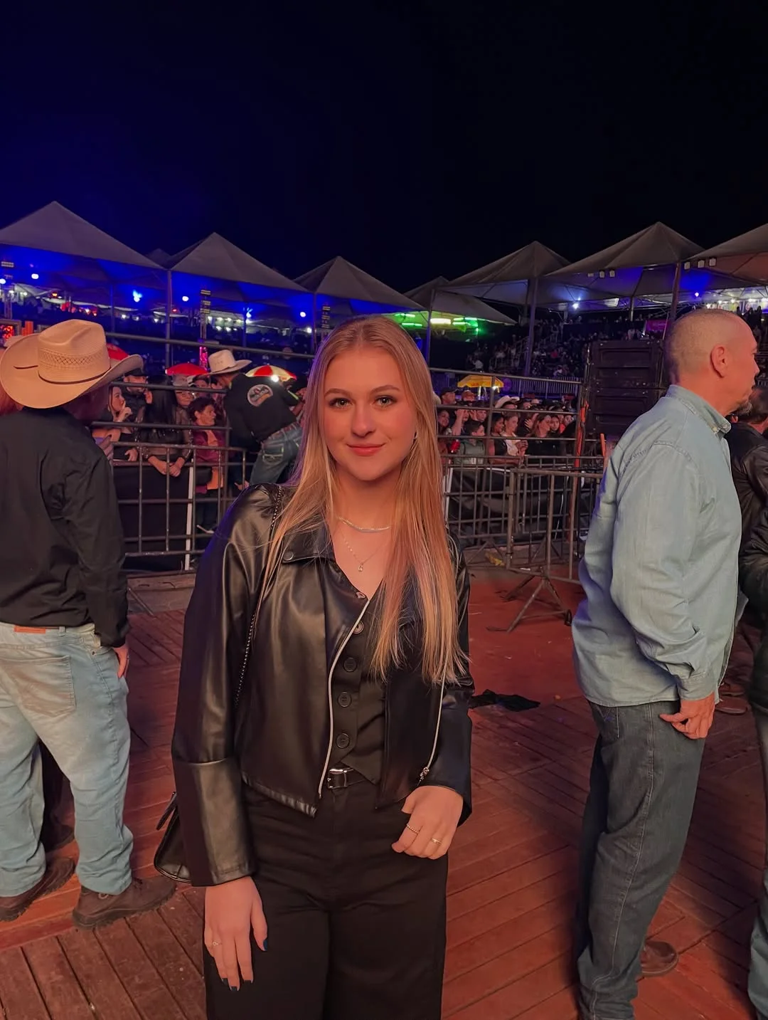 fall concert outfits 2026 Classic All-Black Leather Look That Never Misses