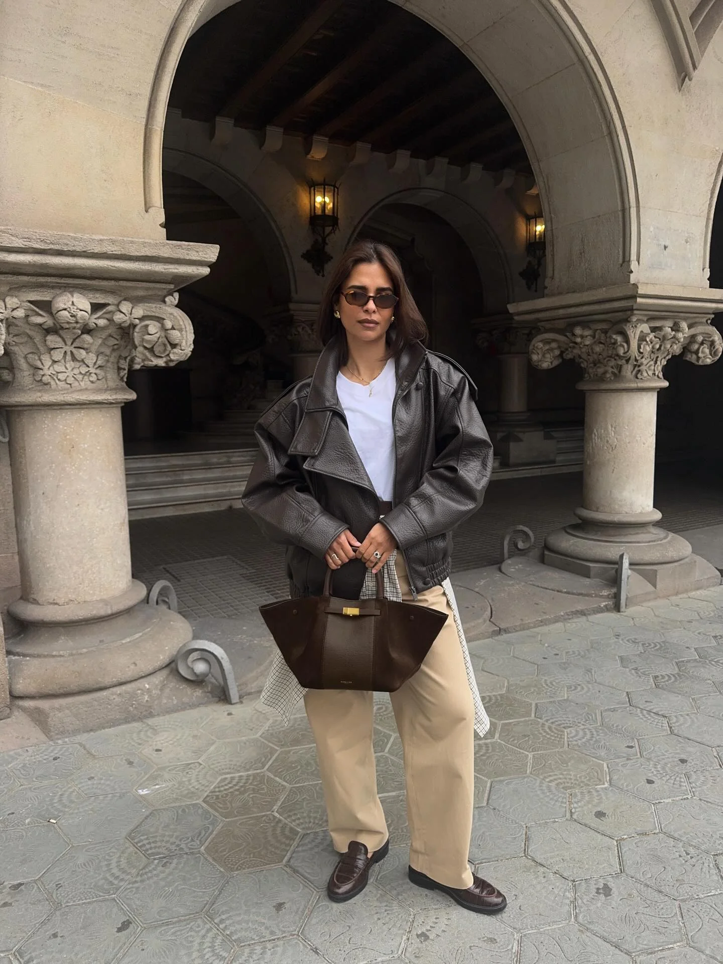 fall fashion outfits 2026 Relaxed Leather Jacket And Cream Trousers For Everyday Elegance
