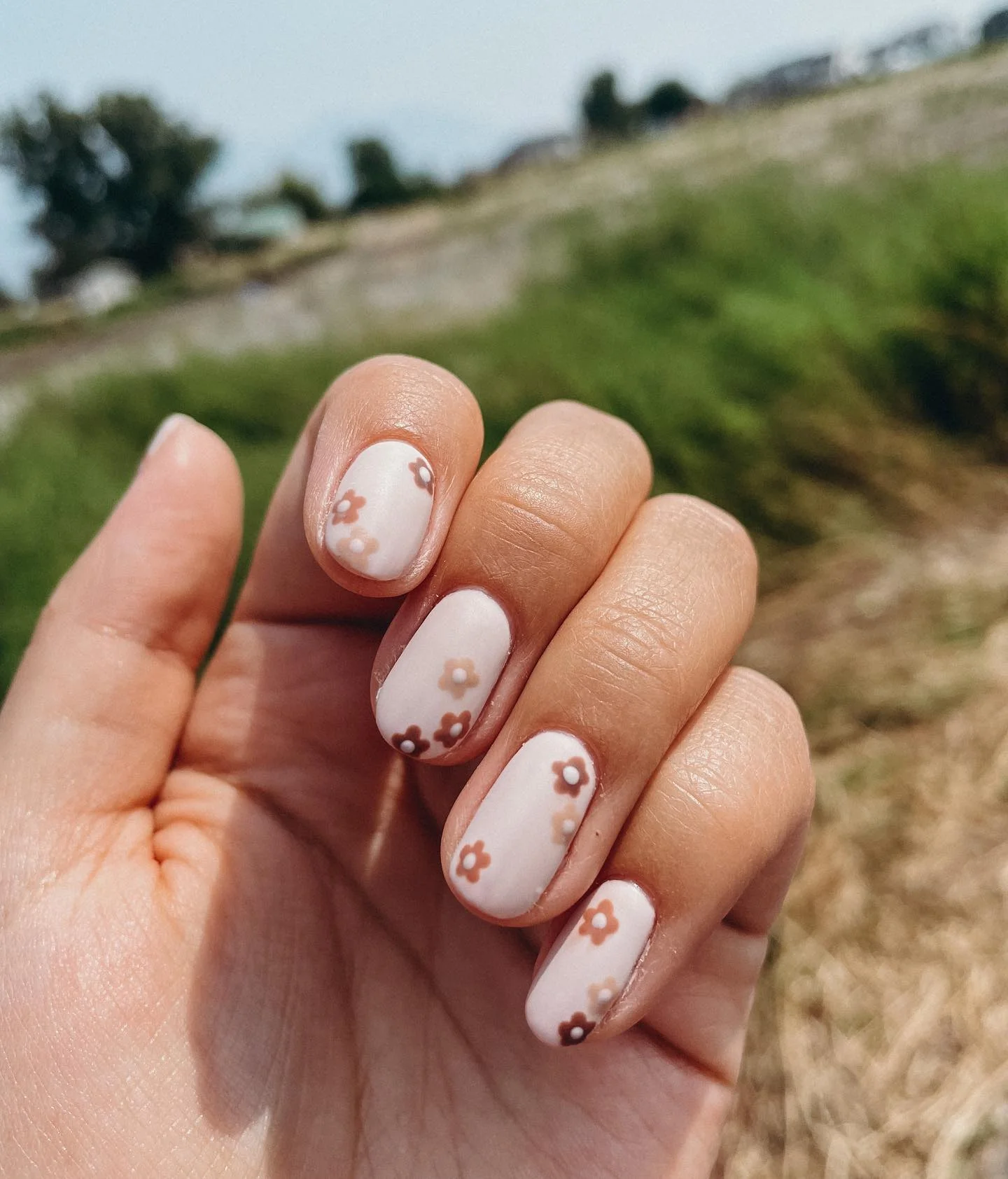 fall manicure 2026 Soft Daisy Neutrals For Everyday Autumn Charm