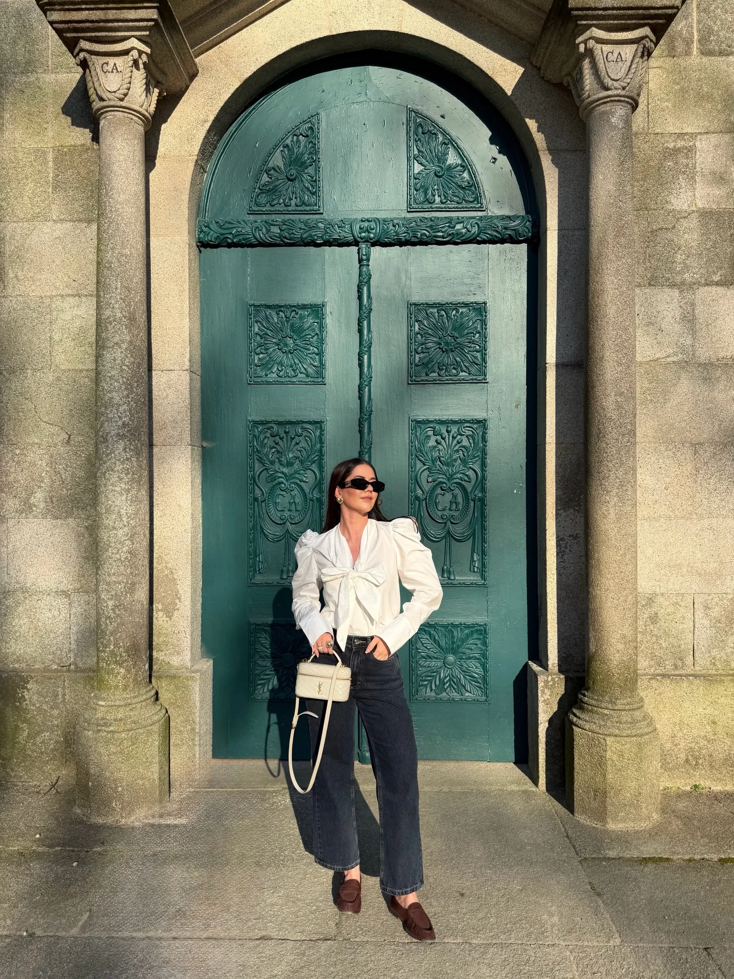 early fall outfits 2026 Statement White Blouse With Dark Wide-Leg Jeans