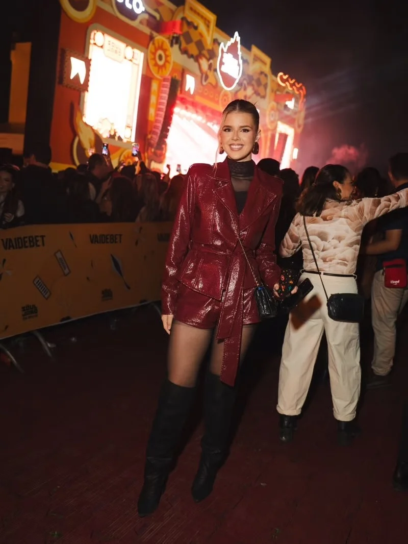 fall concert outfits 2026 Glossy Burgundy Blazer Set With Over-The-Knee Boots