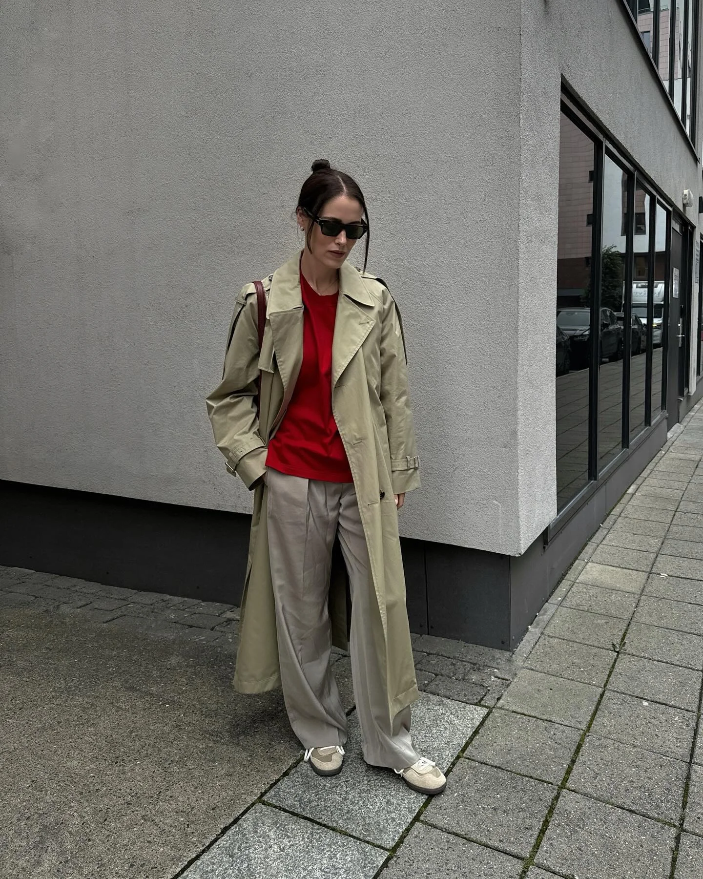 trench coat fall outfits 2026 Relaxed Khaki Trench With A Bold Red Accent