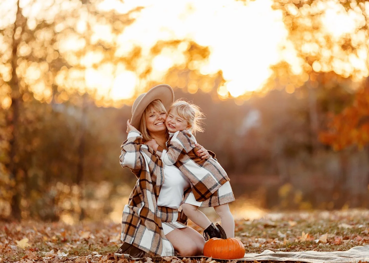 fall photoshoot outfits 2026 Matching Plaid Shackets For A Cozy Mother And Daughter Look