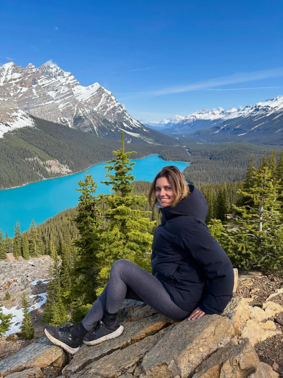 fall hiking outfits 2026 Insulated Puffers With Sleek Leggings For High Elevation Views