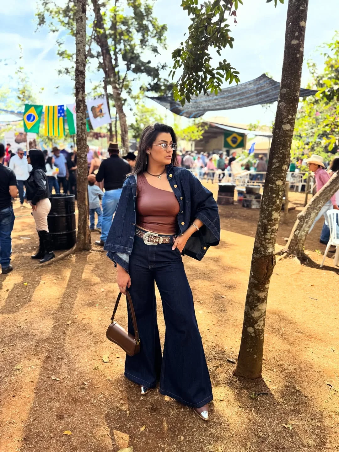 fall festival outfits 2026 Dark Denim And Cocoa Basics For Warm Festival Days