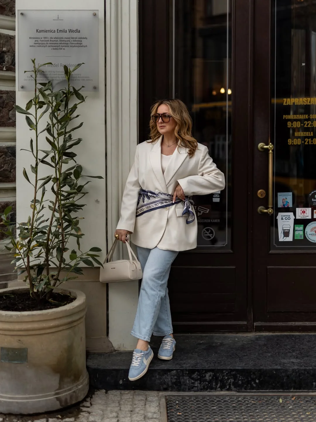 early fall outfits 2026 Elevated White Blazer With Light Denim And Sneakers