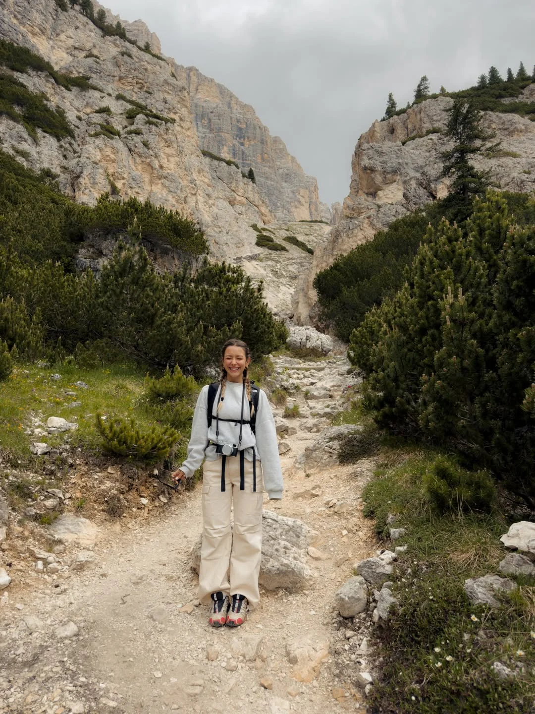 fall hiking outfits 2026 Soft Neutral Layers For An Elevated Mountain Escape