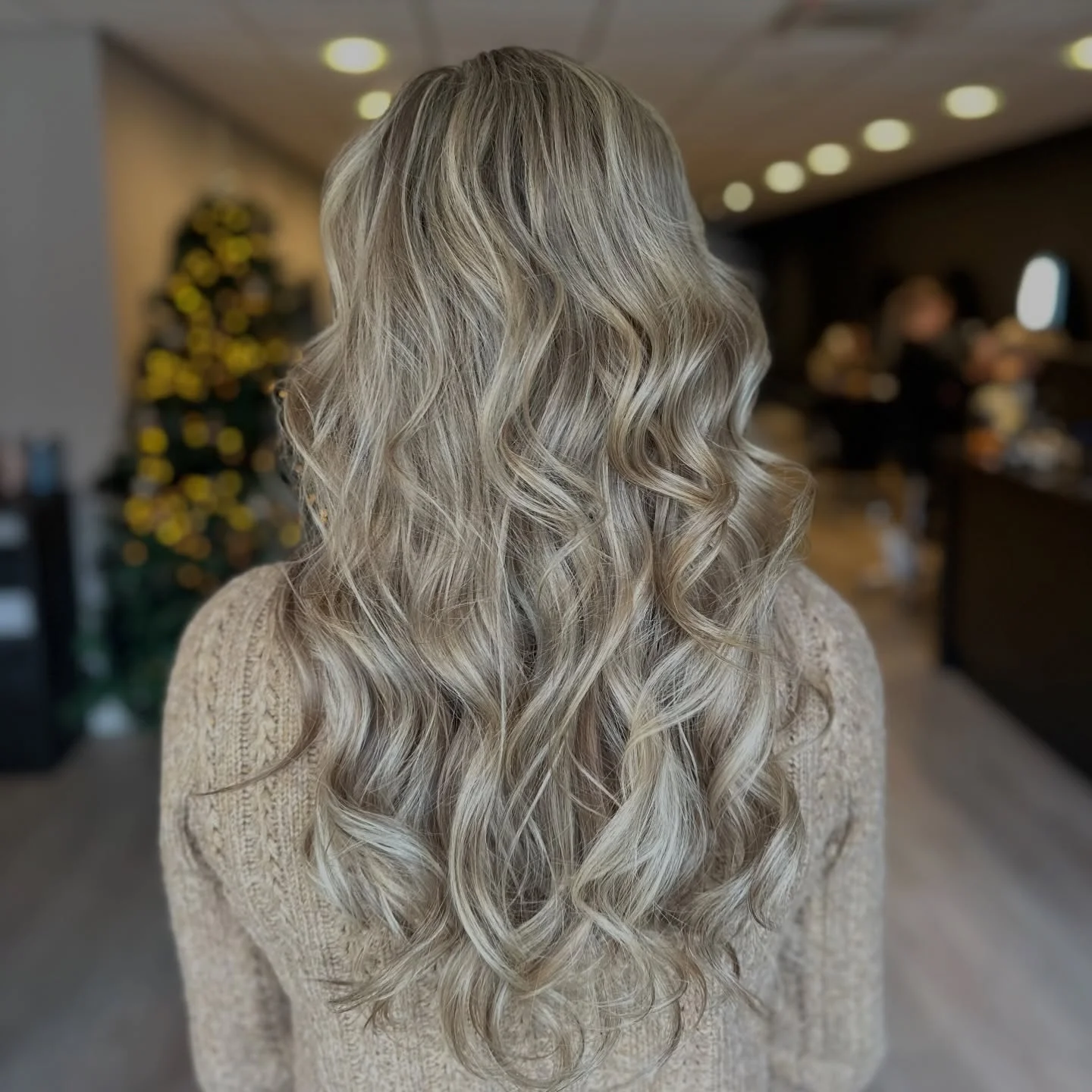 fall blonde hair color 2026 Cool Pearl Blonde Waves With A Shadow Root Blend