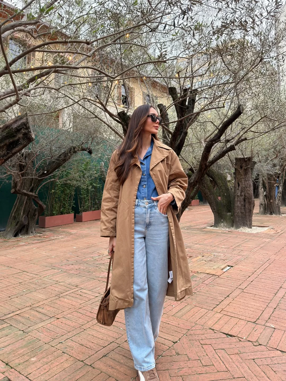 trench coat fall outfits 2026 Classic Tan Layers With Light Wash Denim