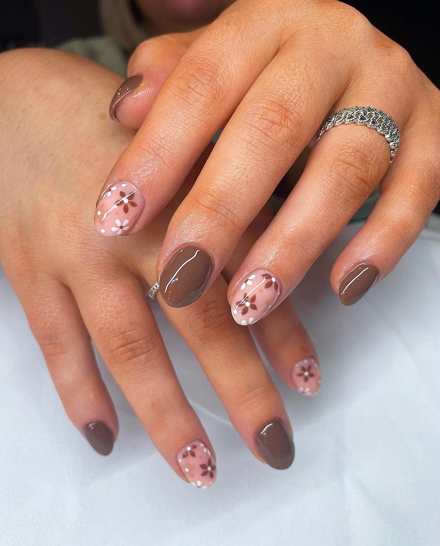 early fall nails 2026 Mocha Daisy Minimalism