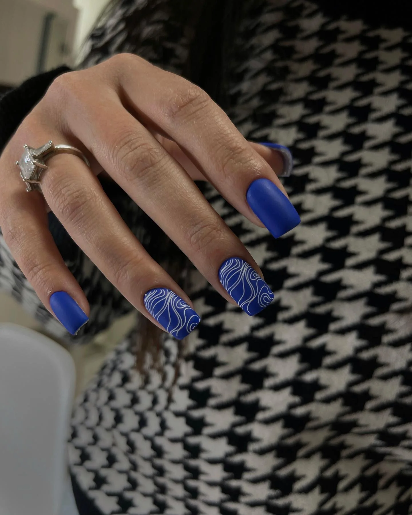 fall dark nail shadow ideas 2026 Cobalt Blue With Fine Wave Nail Art