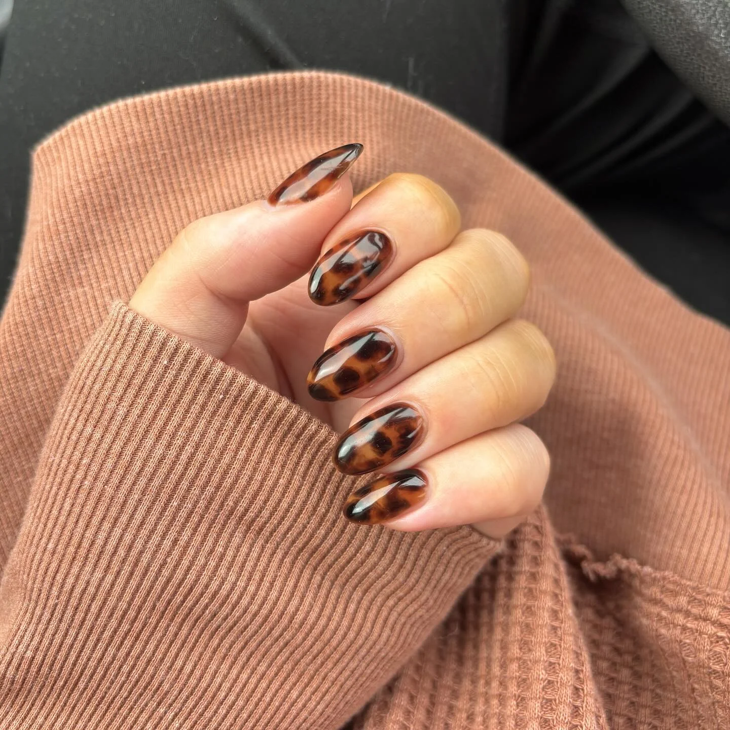 fall nail trends 2026 Glossy Amber Tortoiseshell Almond Nails