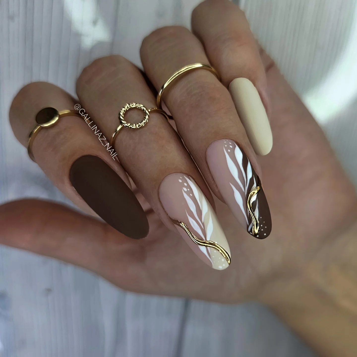 fall nails for olive skin tone 2026 Mocha Brown And Cream Botanical Details