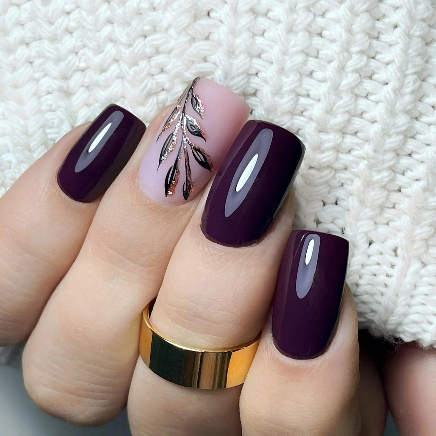 fall nails with accent nail Fall Nails With Accent Nail: Rich Purple And Delicate Gold