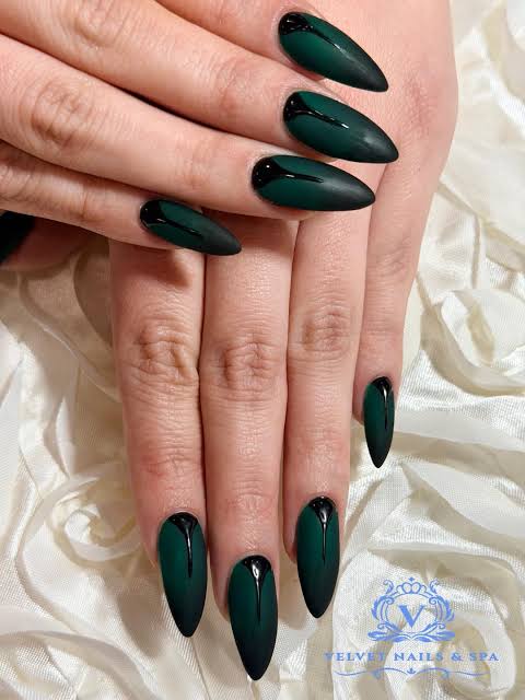 💚 Melting into midnight… These deep emerald green fading to jet black stiletto nails with glossy drip details are pure velvet luxury and edge. Matte-to-gloss transition, sharp points, and that hypnoti