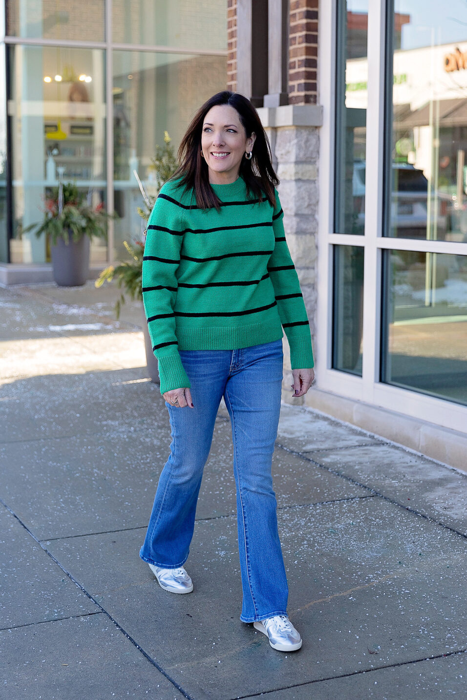 Green and Black Striped Sweater with Flared Jeans and White Sneakers Green and Black Striped Sweater with Flared Jeans and White Sneakers — Winter Outfits with Sneakers