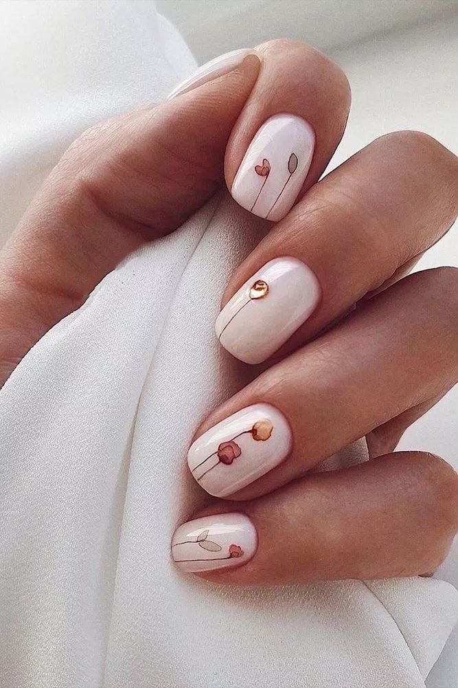 Minimalist Gold Floral Short Oval Minimalist Gold Floral Short Oval — short nail designs