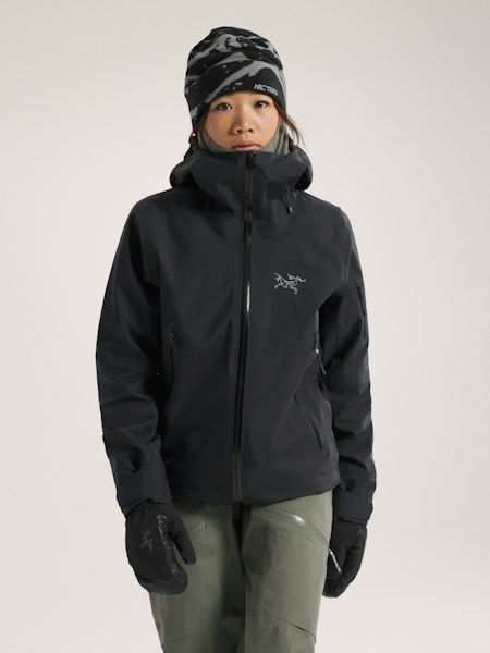 Fitted Black Jacket and Camouflage Beanie for Technical Snowboarding Fitted Black Jacket and Camouflage Beanie for Technical Snowboarding — Snowboarding Outfits