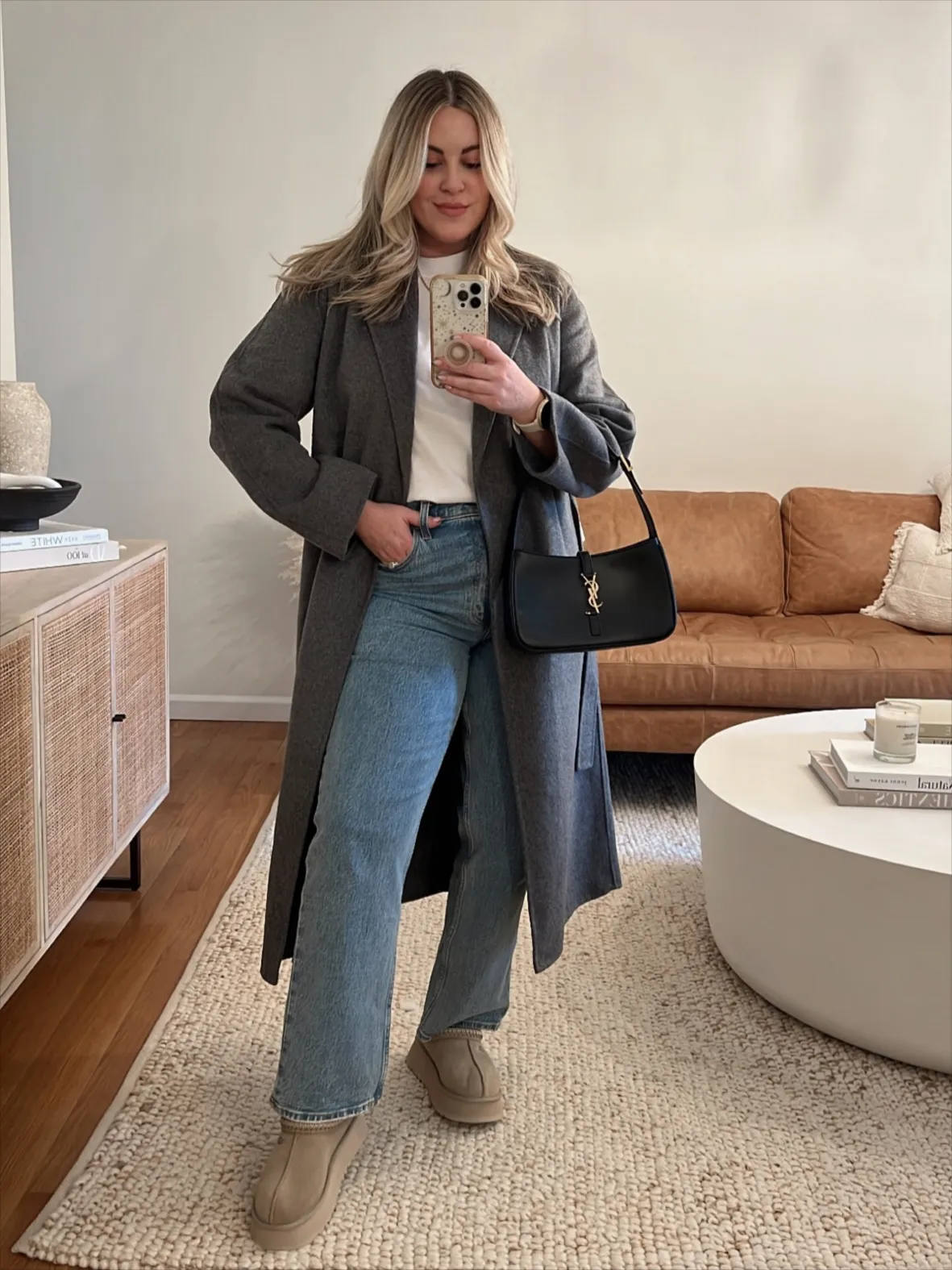Casual Ugg Slippers with White Top and Brown Jacket Casual Ugg Slippers with White Top and Brown Jacket — Ugg Slippers Outfits